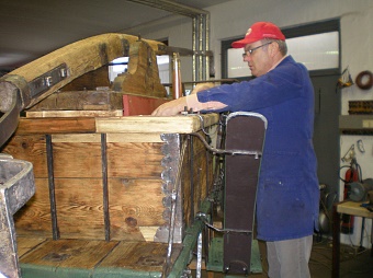 Hartmann Herbert beim Restaurieren